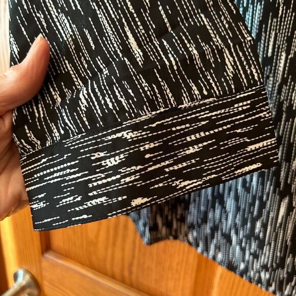 NWT 12W black white patterned long sleeve top v neck hemmed wrists - Picture 5 of 6
